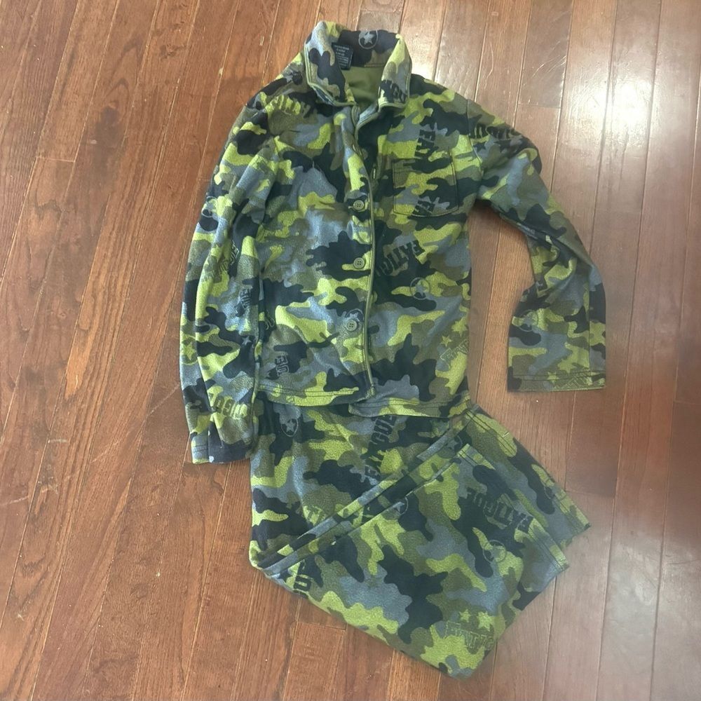 Boys button up camo pajamas set size large